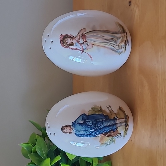 VINTAGE "Blue Boy and Pinkie" Ceramic Egg Shaped Salt and Pepper Shakers - Picture 1 of 16